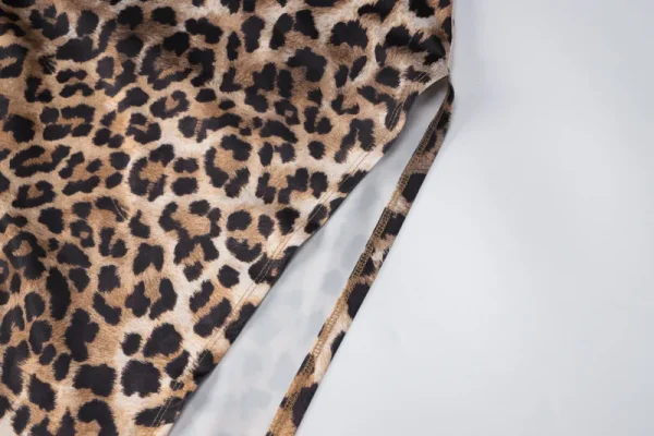 Robe imprimée léopard femme – Dos nu, sans bretelles et fendue élégante