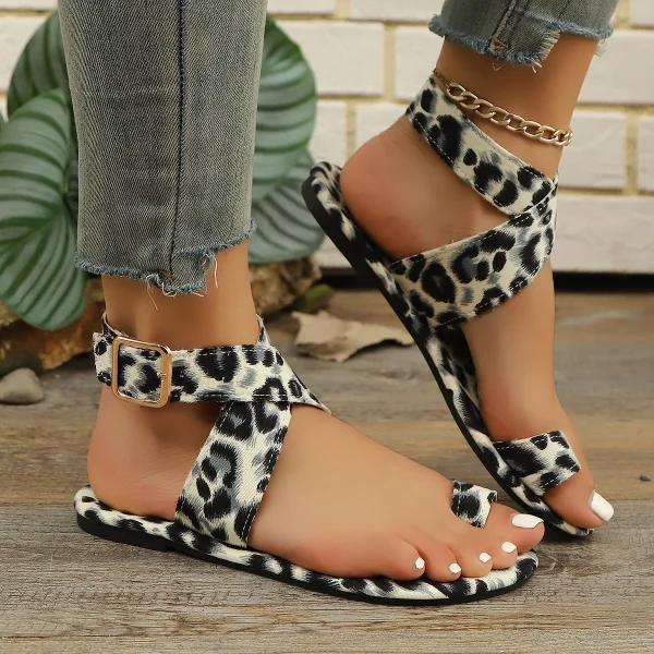 Sandales plates léopard femme
