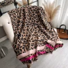 echarpe motif leopard rose