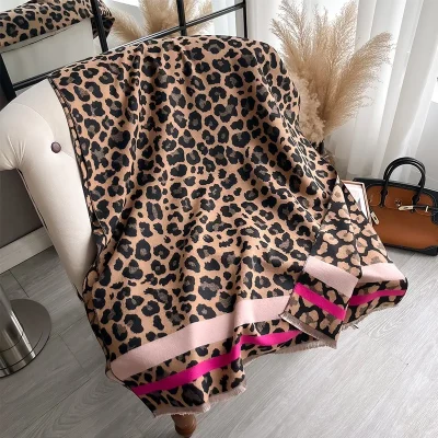 echarpe motif leopard rose