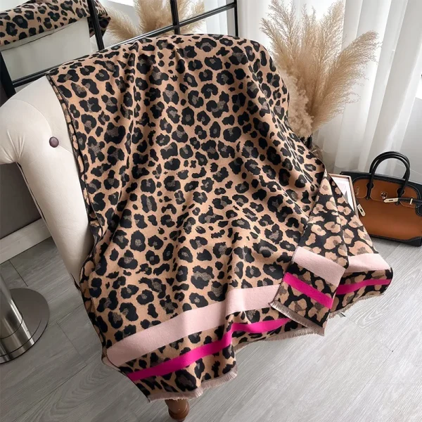 echarpe motif leopard rose